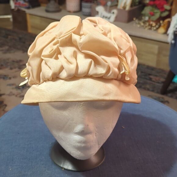 Dusty pink champagne Beige 50s gathered ruffly hat Wedding Motherofbride pillbox - Picture 2 of 7